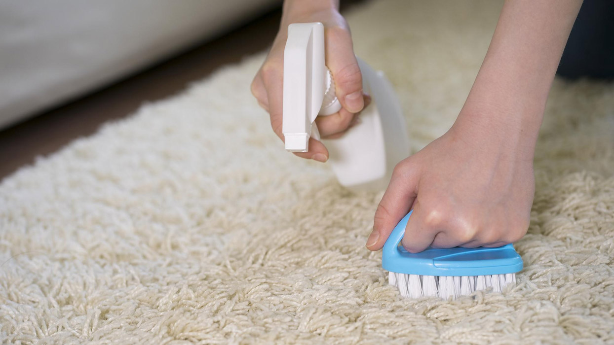 پاک کردن لکه ی لوازم آرایشی از روی فرش - قالیشویی بانو