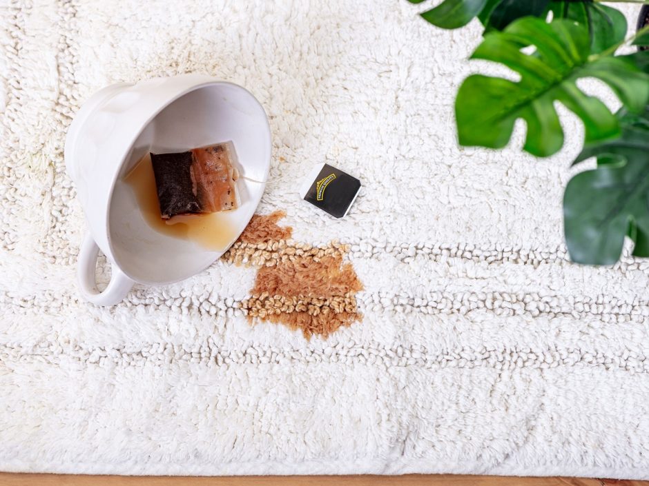 از بین بردن لکه چای از روی فرش