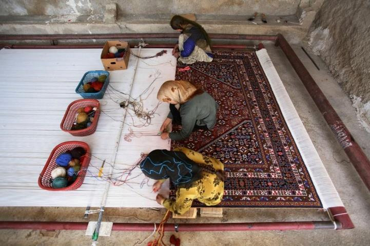 انواع دارهای قالی عمودی و مزایا و معایب آن‌ها - قالیشویی بانو