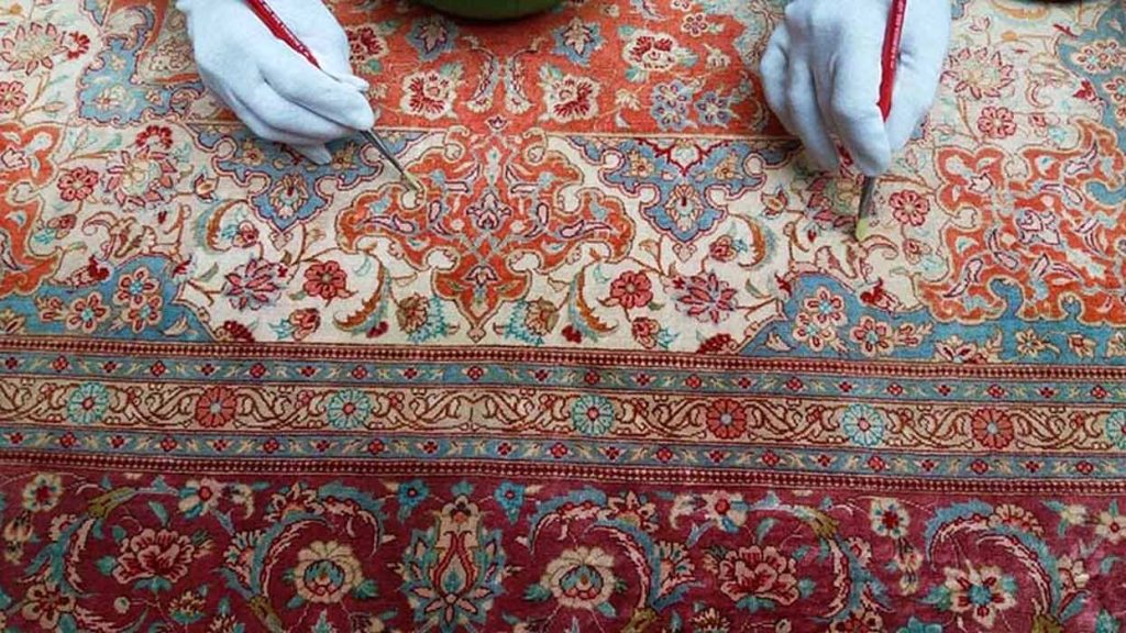 هر اطلاعاتی که در مورد رنگ‌گذاری فرش دستبافت با استفاده از قلمو لازم است بدانید - قالیشویی بانو